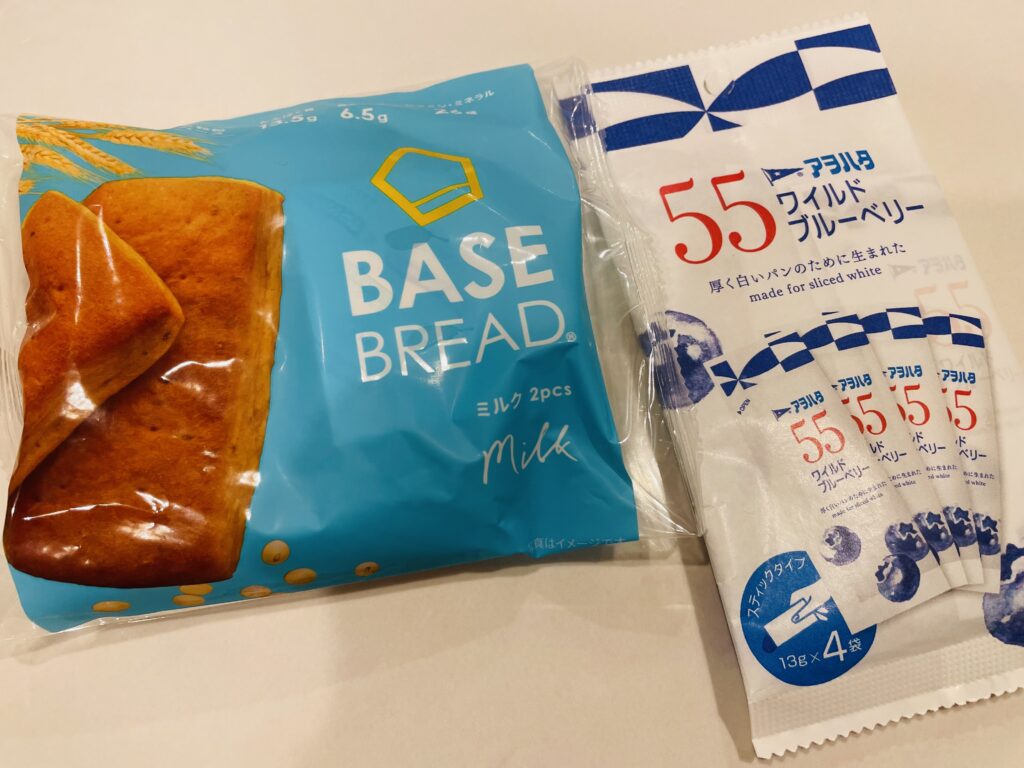 BASE BREADミルクとブルーベリージャムの写真