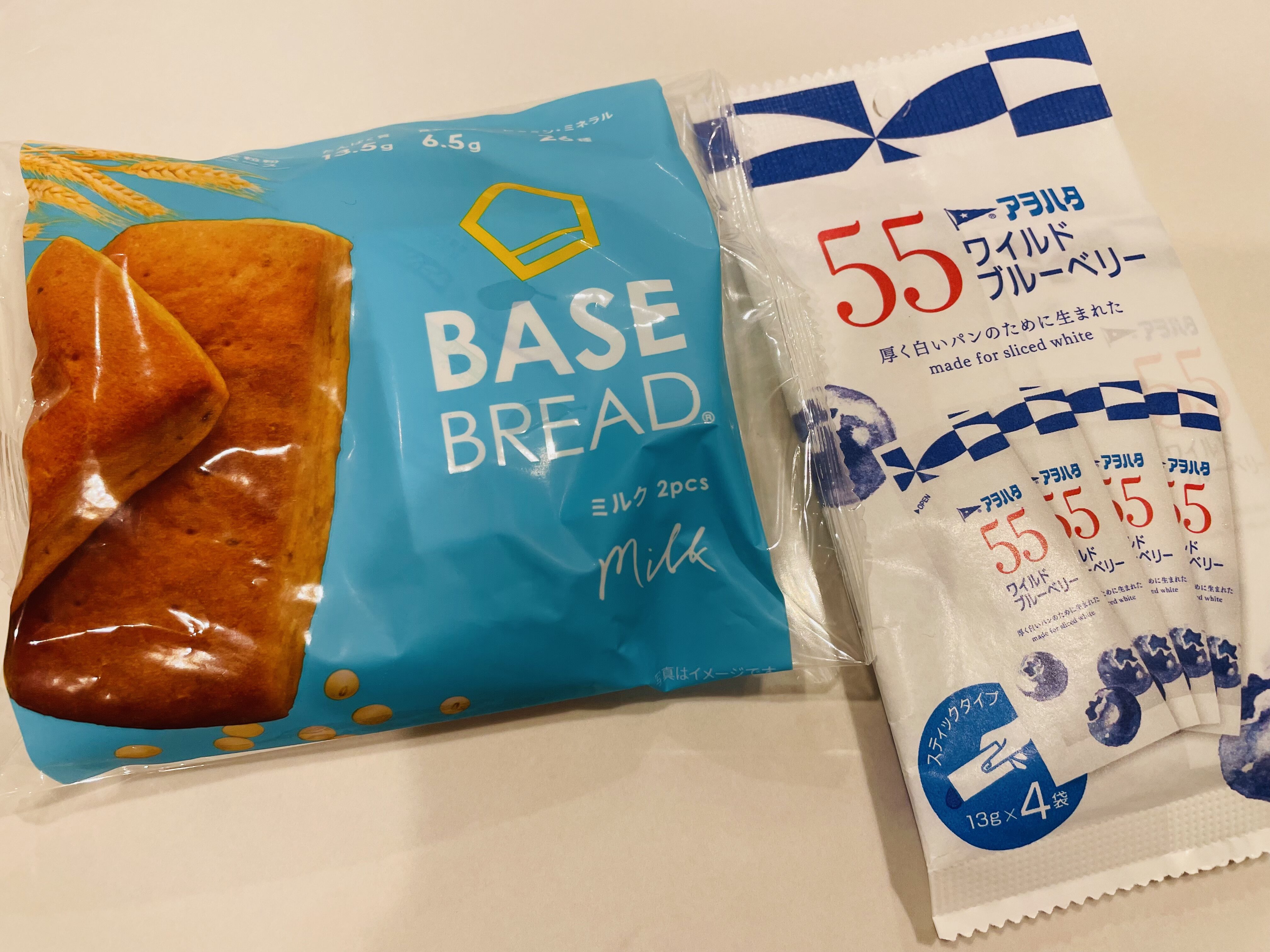 BASE BREADミルクとブルーベリージャムの写真