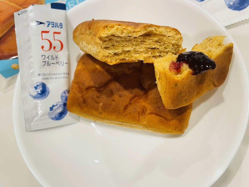 BASE BREADミルクにブルーベリージャムをつけた写真