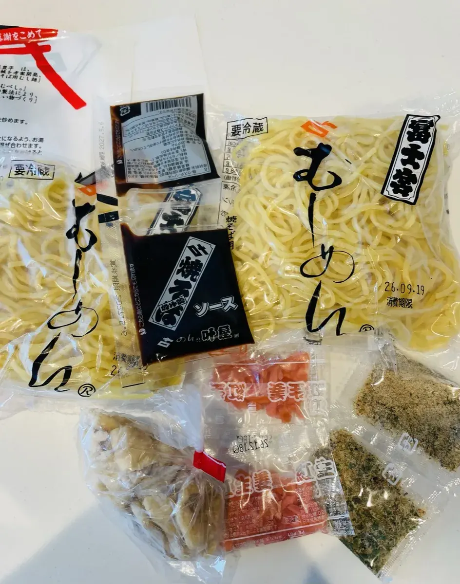 富士宮やきそば2食セットの中身（むし麺・ソース・肉かす・いわし削り粉・紅しょうが）