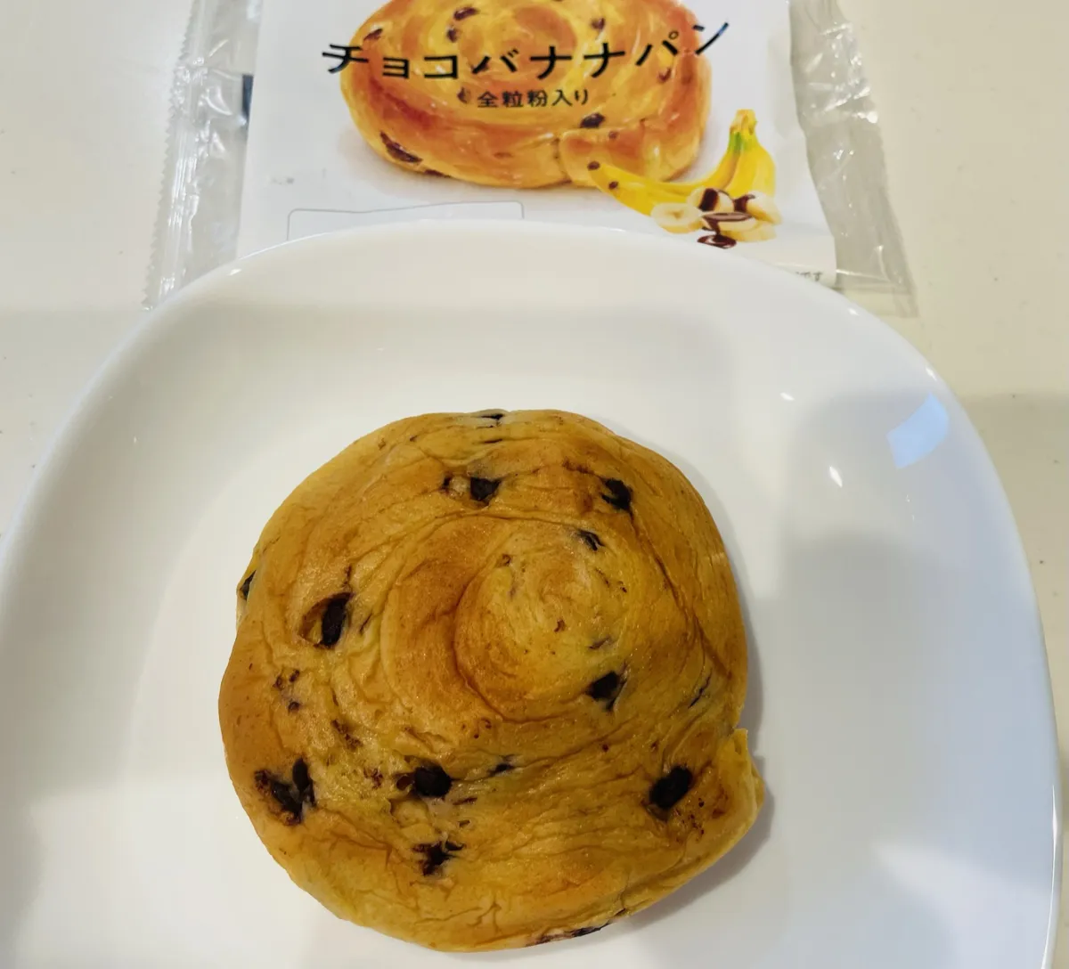 お皿にのせたチョコバナナパン