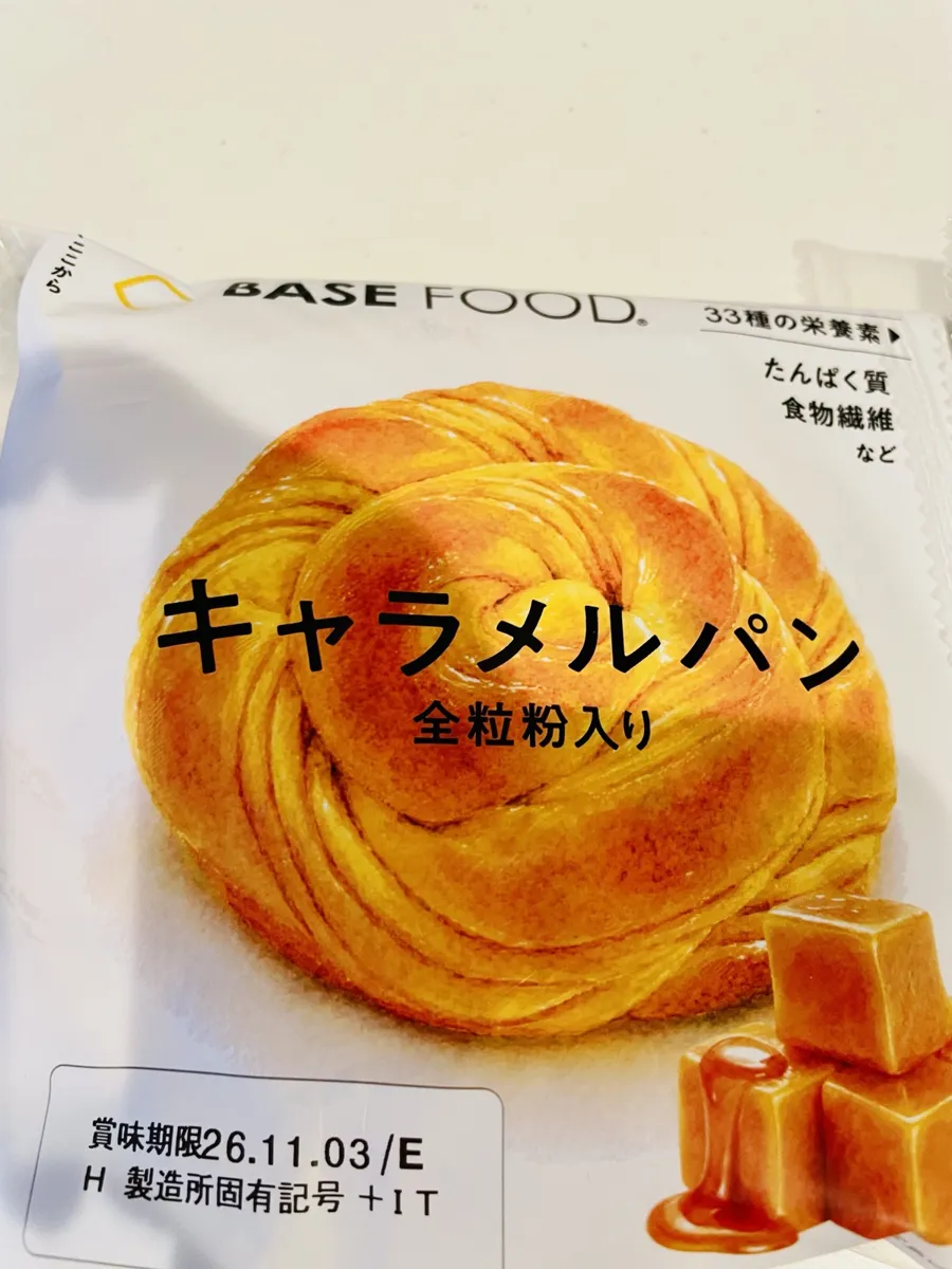 ベースフードのキャラメルパンのパッケージ