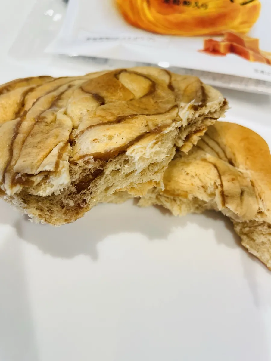 ちぎったキャラメルパンの断面