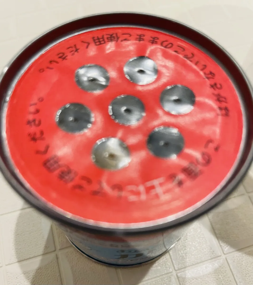 缶の上の赤いシール面
