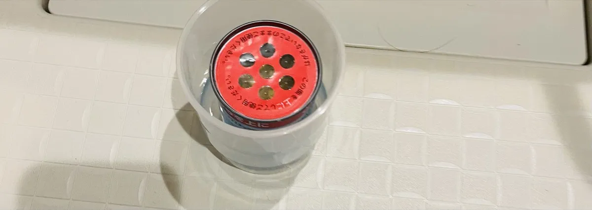 浴室に置いた容器に缶を入れてリング状のフタをしたところ